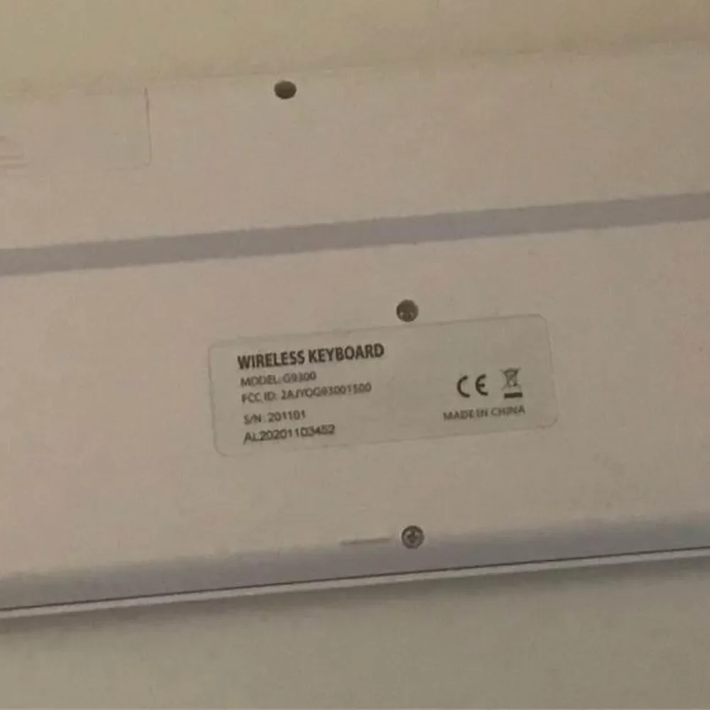Wireless keyboard pink G9300 needs dongle and batteries
